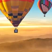 Attività in volo emozionanti come parapendio, mongolfiera, zipline e deltaplano, per esplorare paesaggi dall’alto