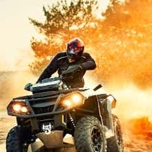 Attività adrenaliniche all’aperto tra escursioni in quad, rally e guida sportiva su pista