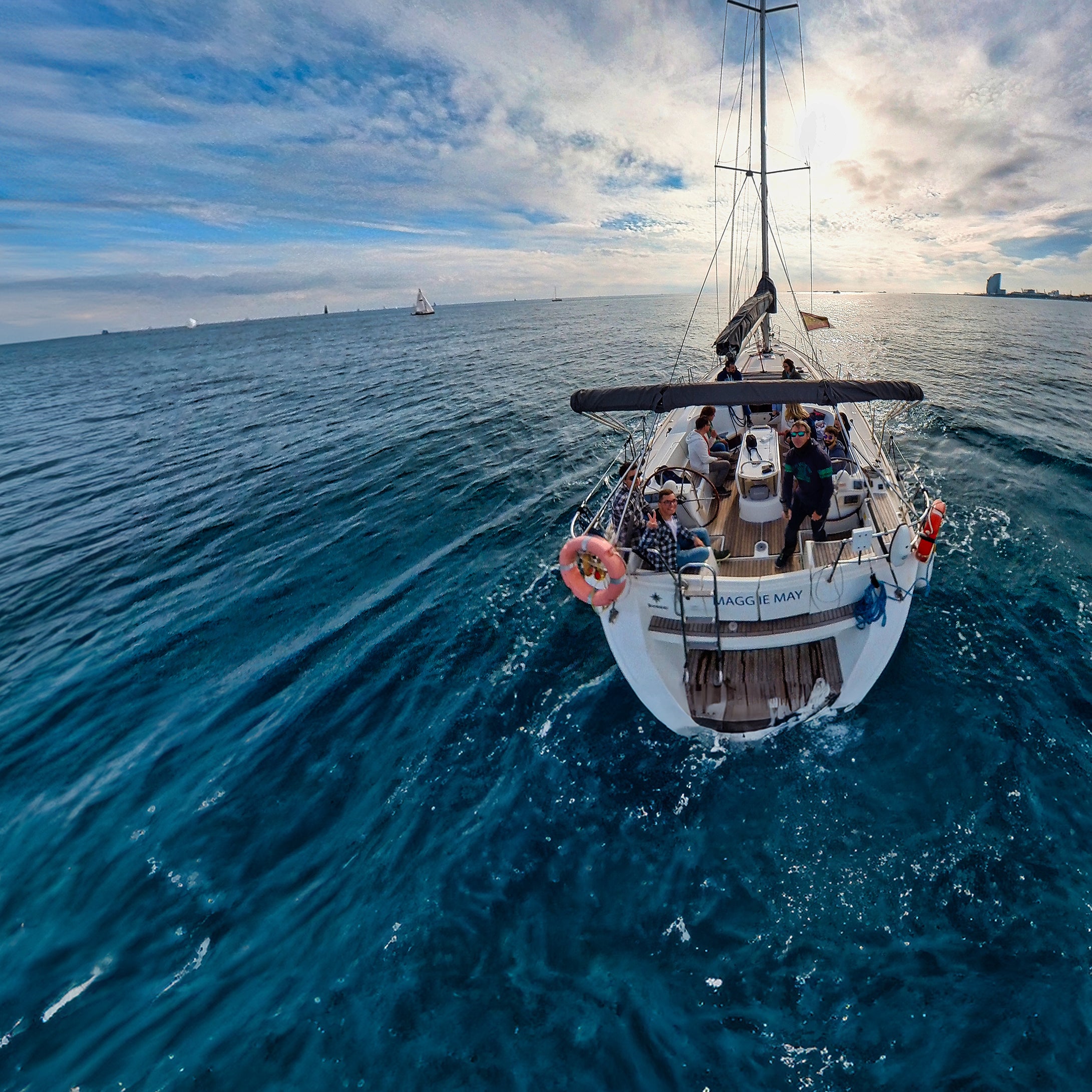 Tour privado en velero por la costa de Barcelona | Freedome