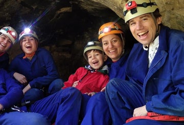 Espeleología para familias con escalada y tirolina en la provincia de Madrid