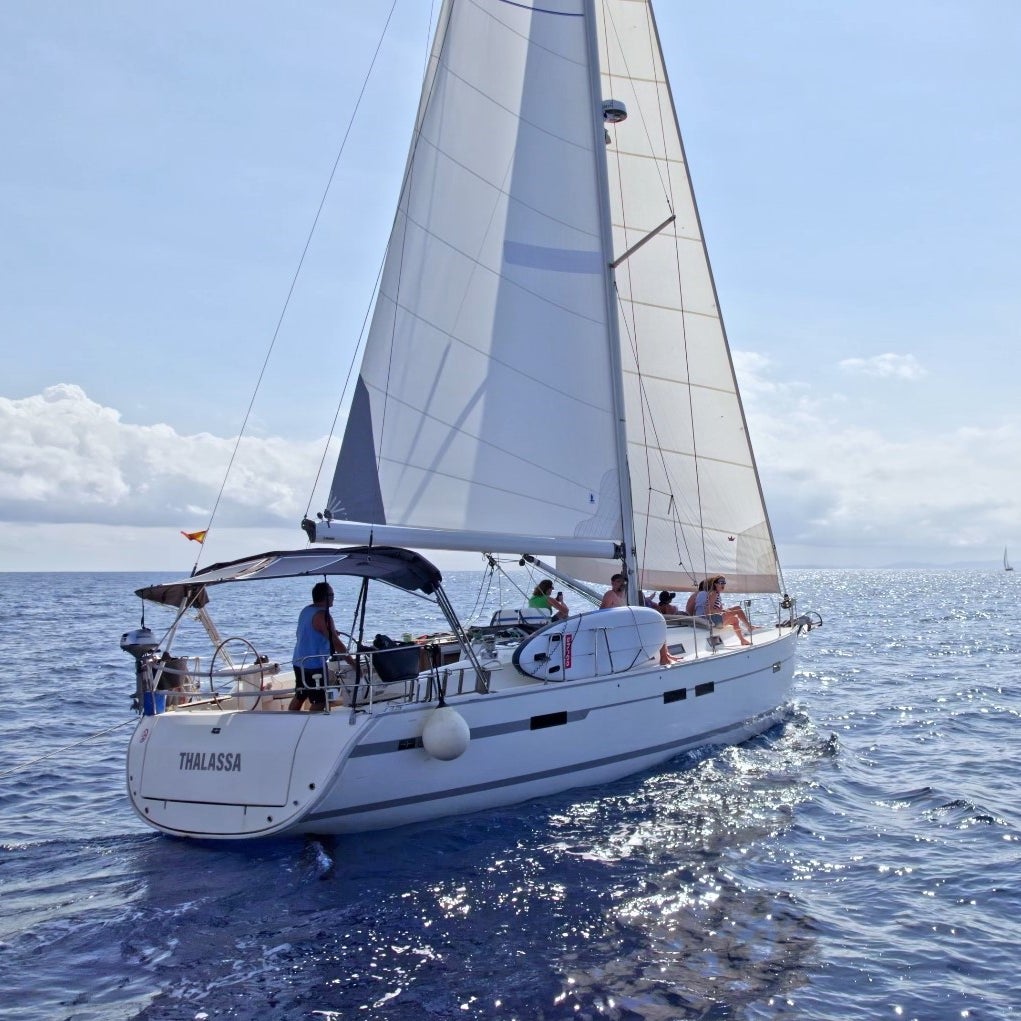 Paseo privado en velero por la costa de Barcelona con aperitivo | Freedome