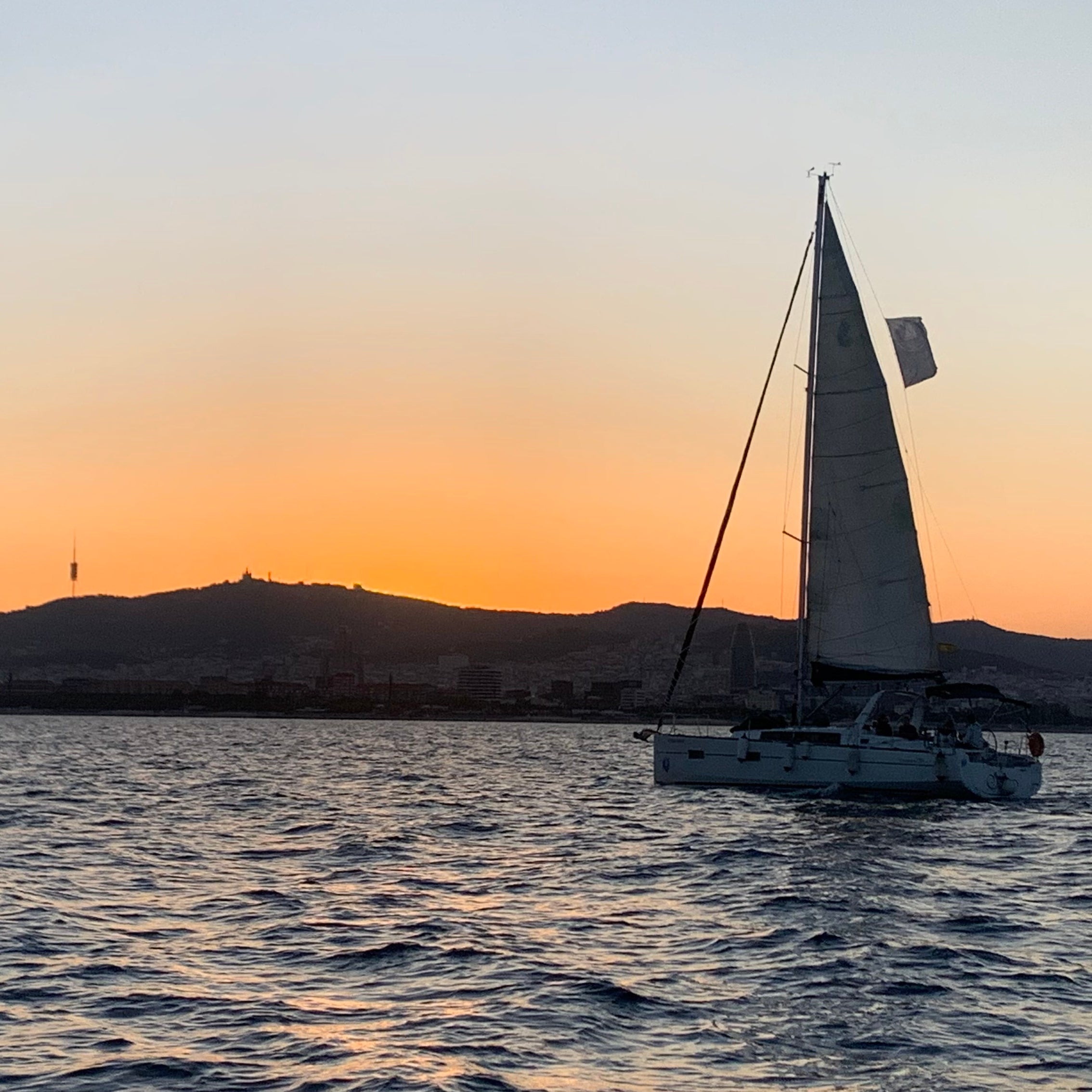 Tour en velero por la costa de Barcelona al atardecer con bebidas y ...