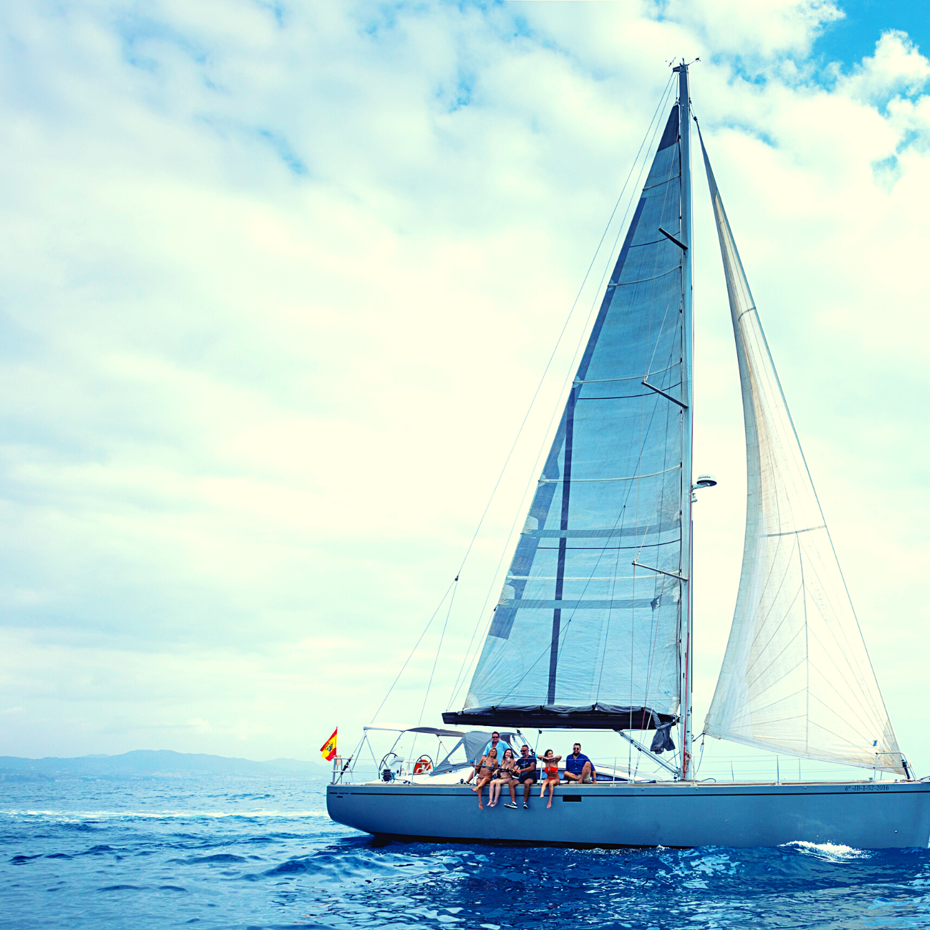 Tour en velero por la costa de Barcelona con aperitivo | Freedome