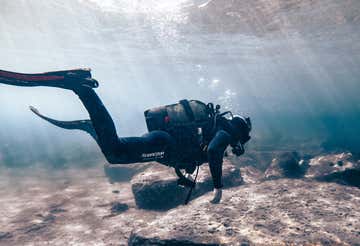Bautismo de buceo desde la playa en Los Cristianos en Tenerife