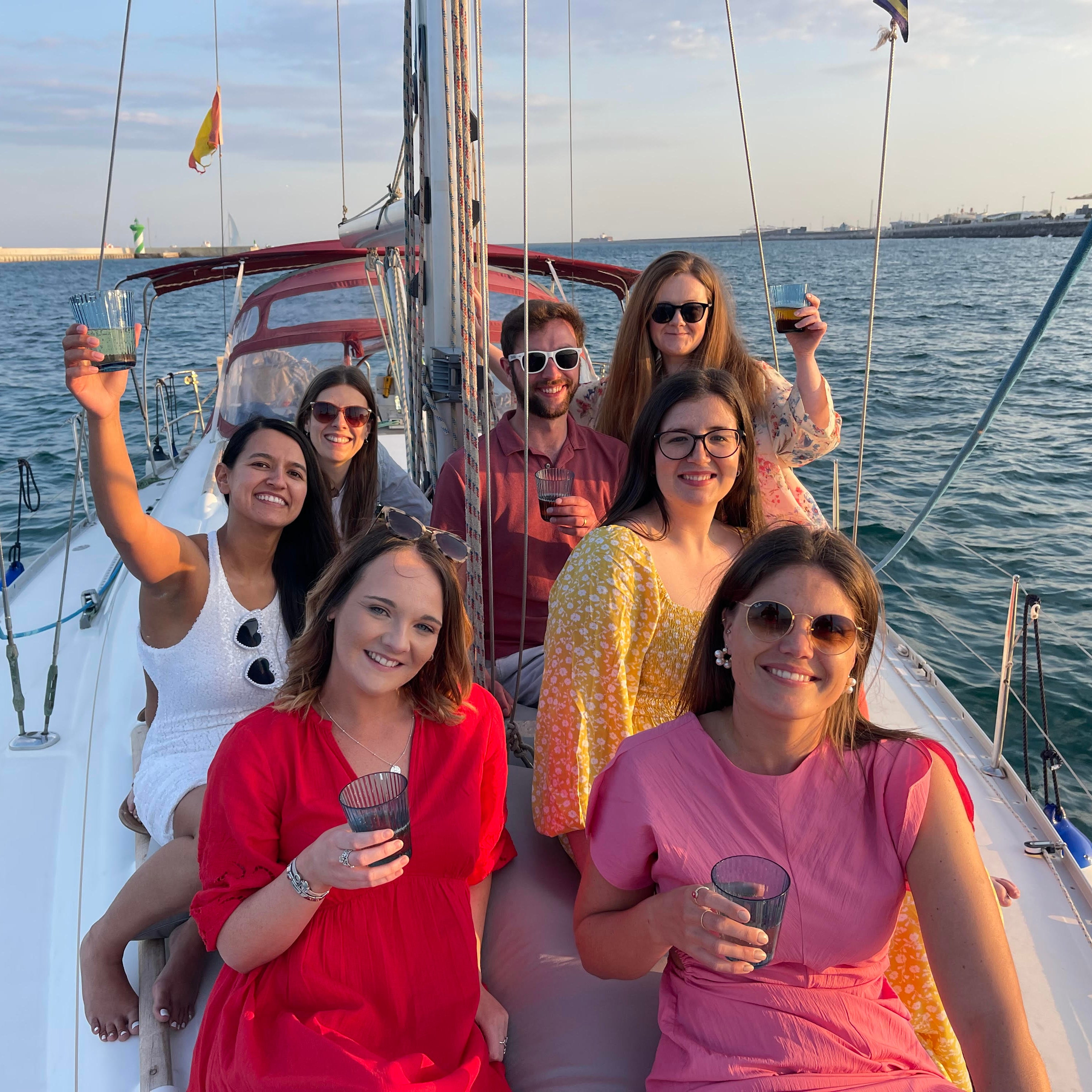 Paseo en velero al atardecer con aperitivo por la costa de Barcelona ...